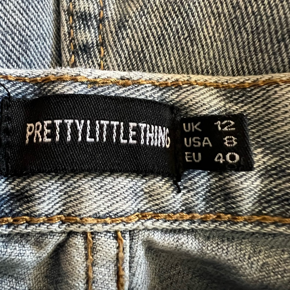 PrettyLittleThing High-Waisted Straight Leg Jeans – Light Wash - Picture 3 of 3